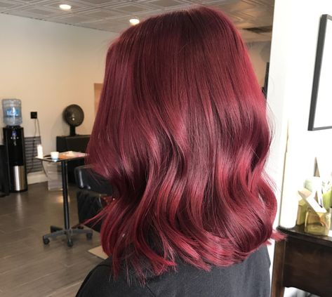 Mulled Wine Haare sind eine gute Möglichkeit etwas mehr style in seinen Look zu bringen! #mulledwinehaare #rotehaare #haartrends Mulled Wine Hair, Wine Hair Color, Dark Red Hair Color, Cherry Red Hair, Long Shag Haircut, Wine Red Hair, Wine Hair, Red Hair Inspo, Cherry Hair