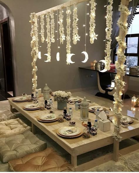 Ramadan Table Setting, Deco Ramadan, Diy Eid Decorations, Ramadan Table Decor, Decoraciones Ramadan, Ramadan Vibes, Ramadan Table, Ramadan Ideas, Eid Ideas