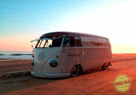 Bus Exterior, Vw Camper Conversions, Kombi Pick Up, Vw Splitscreen, Exterior Panels, Classic Car Garage, Camper Bus, Vw Bus T1, Bus Girl