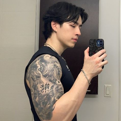 Kevin Xiong, Man With Tattoos, Muka Lelaki, Asian Man Haircut, Tattoo Inspiration Men, Tall Boys, Clothes Korean Style, Handsome Asian Men, Chinese Man