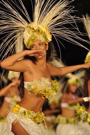 Tahitian Costumes, Tahitian Dance, Polynesian Dance, Hawaiian Woman, Hawaiian Dancers, Hula Skirt, Polynesian Islands, Hula Dancers, Hawaiian Culture