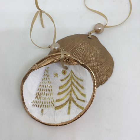 Decoupage Shells, Nautical Christmas Ornaments, Sand Dollar Ornament, Seashell Christmas Ornaments, Oyster Ornament, Coastal Ornament, Oyster Shell Crafts, Seashell Projects, Art Coquillage