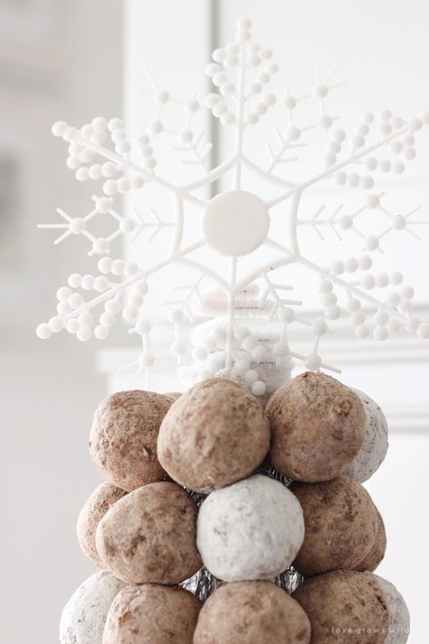 Diy Donut Tree, Christmas Tree Donut Wall, Donut Tree Christmas, Donut Hole Christmas Tree Diy, Powdered Donut Tree, Donut Hole Christmas Tree, Donut Hole Tree Diy, Powdered Sugar Donut Snowmen, Donut Trees Doughnut Holes