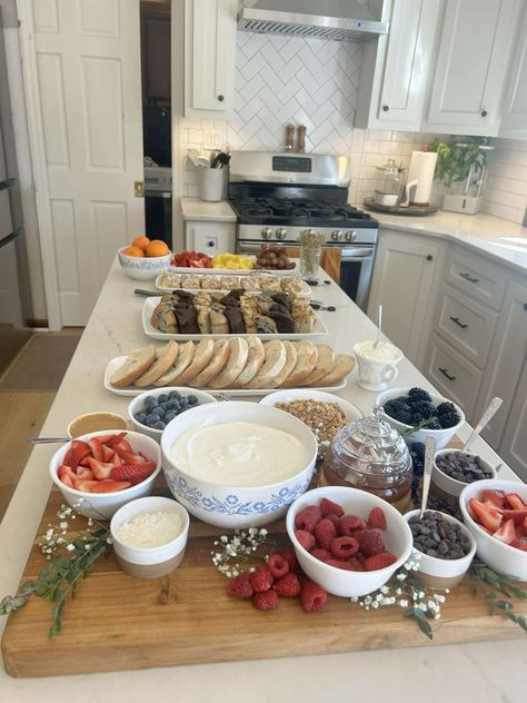 Preppy Birthday Breakfast, Simple Brunch Set Up, Brunch Party Buffet, Bach Brunch Ideas, Brunch Home Party, Affordable Brunch Ideas, Birthday Party Brunch Food, Two Year Old Breakfast Birthday, Christmas Morning Breakfast Table