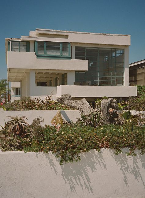 lovell beach house, r.m. schindler, 1926 | newport beach, california 80s House Aesthetic, 80s House Exterior, Bloxburg Beach House, Newport Beach House, 90s House, 80s House, Beach House Aesthetic, California Beach House, California Architecture