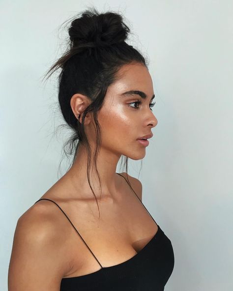 What looks are you looking forward in the new year? Glam? Natural? Tell me your vibe Highlight @nudestix Illumi naughty find it… Weekend Hair, Top Knot Bun, Makeup Tip, Smink Inspiration, Peinados Fáciles Para Cabello Corto, Messy Hairstyles, Top Knot, Perfect Hair, Bun Hairstyles