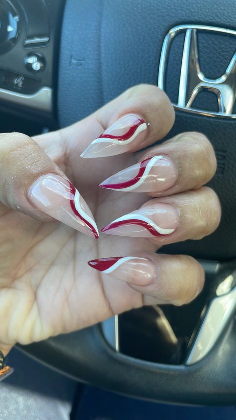 Wavy acrylic pointy stiletto nails Red and white squiggly lines 💅🏻 Red Swirls Acrylic Nails, Red And White Squiggle Nails, Pointy Acrylic Nails Designs, Red Lines Nails, Red And White Swirl Nails, Red And White Nails Acrylic, Squiggly Line Nails, Squiggly Nails, Stiletto Nails Red