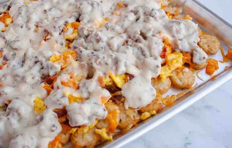 Breakfast Tator Casserole, Tater Tot Breakfast Casserole With Gravy, Breakfast Totchos Recipe, Tator Tot Egg Casserole Breakfast, Breakfast Tots, Tater Tot Casserole Breakfast, Breakfast Totchos, Totchos Tater Tots, Totchos Recipe