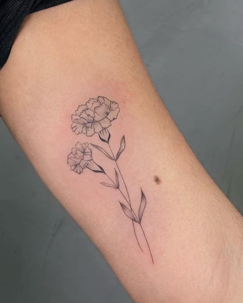 Carnation Flower Tattoo, Carnation Tattoo, Flower Tattoo Ideas, Bouquet Tattoo, Birth Flower Tattoos, Gorgeous Tattoos, Modern Tattoos, Carnation Flower, Discreet Tattoos