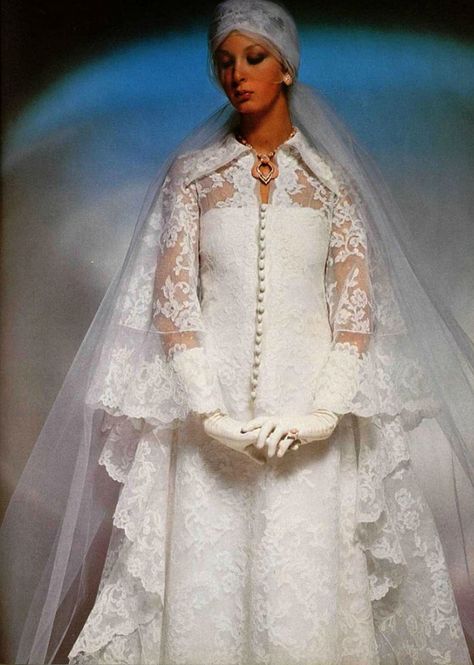 wedding dress 1975 Draping Idea, Vintage Weddingdress, Bohemian Style Gown, Vintage Bridal Fashion, 1970s Wedding Dress, Bridal Capes, Vintage Wedding Gowns, Chic Vintage Brides, Traditional Gowns