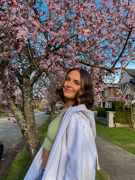 Cherry Blossom Portrait Photo Ideas, Photoshoot With Cherry Blossoms, Pose With Cherry Blossom, Cherry Blossom Picture Ideas, Spring Selfie Ideas, Cherry Blossom Instagram Story, Cherry Blossom Selfie, Cherry Blossom Aesthetic Outfit, Cherry Blossom Shoot