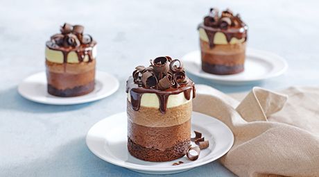 Triple chocolate mousse Raclette Originale, Galette Des Rois Recipe, Triple Chocolate Mousse Cake, Chocolate Mousse Cake Recipe, Cake Brownie, Dessert Mini, Mousse Cake Recipe, Dark Chocolate Mousse, Mini Torte