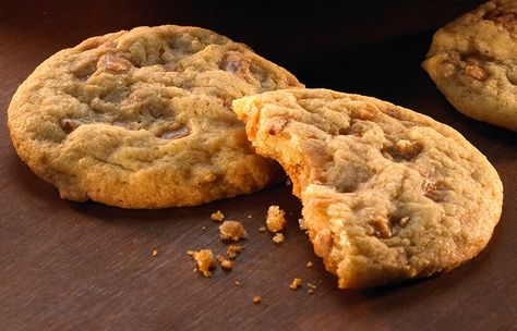 Make these cookies for any occasion throughout the year. This delicious cookie is made with toffee bits, putting a delicious new spin on an old classic. Toffee Bits Cookies, Cookies For A Party, Hershey Recipes, Chewy Toffee, Drop Cookie Recipes, Toffee Cookies, Toffee Bits, Favorite Dessert Recipes, Dessert Dips