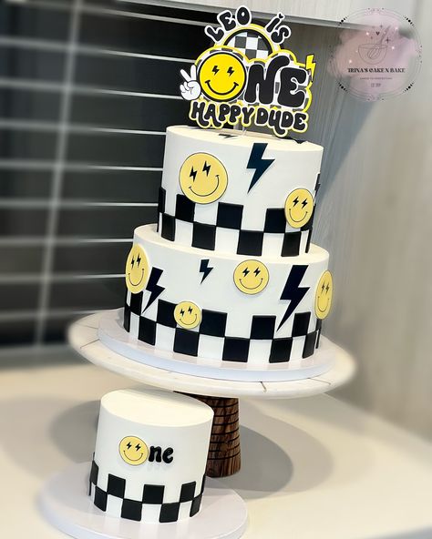 😃 One Happy Dude 😃 I’m LOVING this theme! Seriously, so cute Custom Cake topper made by me!!! 😱 Cake drum • @cakebonofficial Food gel • @chefmaster Smoother • @sweet_escape001 Fondant • @wiltoncakes Topper made with • @cricut Edible images • @paper2eat @icinginks Everything else! • @heb . . . . #cakedecorating #cakedesign #cakes #cakesofinstagram #cakeart #cakedecorator #cakecakecake #cakestyle #cakelover #cakelove #baker #bakery #fondant #fondantcakes #fondantart #fondantdecora... Checkered Cake Pops, One Happy Dude Smash Cake Ideas, Black And White Checkered Cake, One Cool Dude Birthday Cake, One Happy Dude Cake Ideas, Smiley Cake Designs, One Cool Dude Cake, One Happy Dude First Birthday Food, One Happy Dude Birthday Party Food