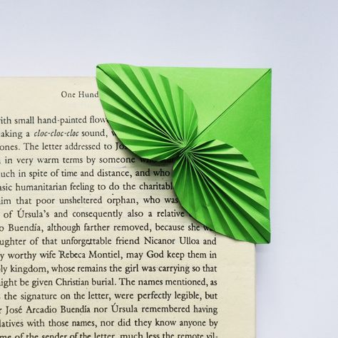 Colors Paper - Easy Origami Bookmark Corner - Paper Leaf Bookmark Origami Bookmark Corner, Origami Leaf, Bookmark Corner, Bookmark Making, Origami Leaves, Library Crafts, Leaf Bookmark, Bookmarks Diy, Origami Bookmarks