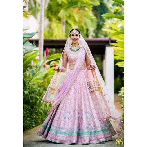 Contrasting Jewellery Ideas To Pair With Your Pink Bridal Lehenga! #shaadiwish #indianwedding #bridalwear #bridallehenga #pinklehenga #lehenga #lehengattrends #bridaltrends #bridalaccessories Pink Lehenga Jewellery Ideas, Lengha Jewellery, Lehenga Jewellery Ideas, Indian Lenghas, Reception Lengha, Light Pink Lehenga, Pink Reception, Pink Bridal Lehenga, Sleeveless Blouse Designs