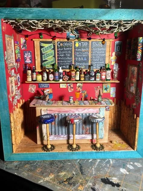 Display Miniature Collection, Tiki Bars Diy, Dollhouse Bar, Miniature Bar, Room Box Miniatures, Model Village, Tiny Stuff, Diy Doll House, Barbie Diorama