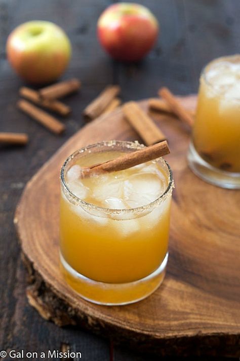 Apple Pie on the Rocks – The perfect cocktail for autumn and Thanksgiving! Caramel Cocktail, Apple Pie Cocktail, Thanksgiving Cocktail Recipes, Apple Cider Caramels, Thanksgiving Drinks, Thanksgiving Cocktails, Spiced Cider, Cocktail Recipes Easy, Sweet Drinks