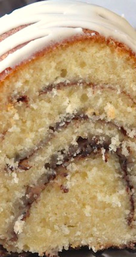 Cinnamon Bunt Cake Recipes Easy, Cinnamon Roll Pound Cake Recipes, Cinnamon Roll Bundt Cake Easy, Cinnamon Pound Cake, Cinnamon Roll Bundt Cake, Cinnamon Roll Pound Cake, Cakes From Scratch, Cake Cinnamon, Roll Cakes