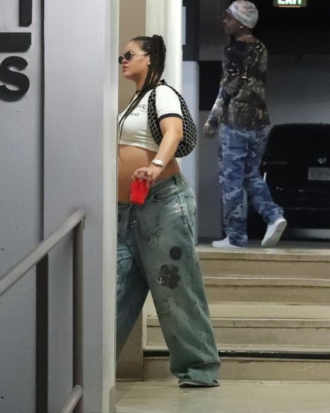 #Rihanna spotted in Beverly Hills yesterday. | Instagram Pregnancy Outfit, Rihanna Outfits, Rihanna Riri, Rihanna Style, Pregnancy Announcements, Pregnancy Looks, Outfits Streetwear, Inspiring Women, Rihanna Fenty