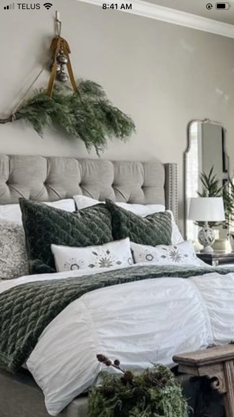 Green Bedroom Christmas, Winter Bedroom Colors, Christmas Bedroom Green, Winter Bedding Cozy, Green Christmas Bedroom, Winter Bedroom Ideas, Christmas Bedrooms, Green And White Bedroom, Holiday Bedroom