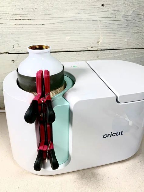 Cricut Travel Mug, Cricket Mug Ideas, Sublimation Water Bottle Ideas, Cricut Mug Press Ideas, Cricut Mug Ideas, Cricut Designs Free, Sublimation Inspiration, Projet Cricut, Diy Bottles