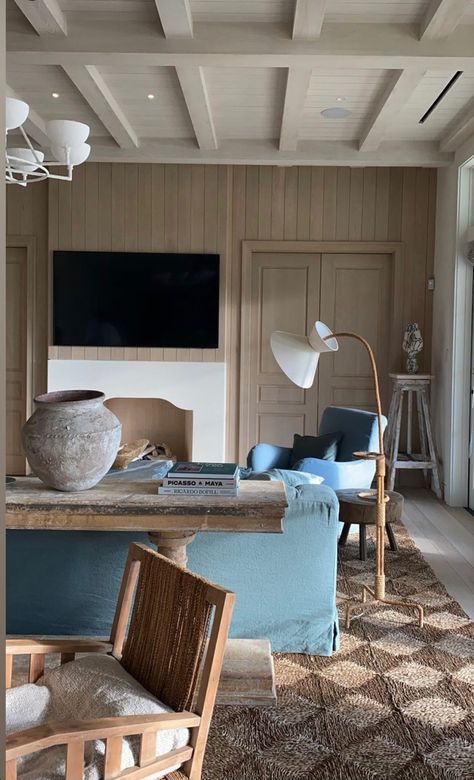 Jake Arnold Interiors, Amber Interiors Media Room, Jake Arnold Lighting, Amber Interiors Blue Sofa, Blue Grasscloth Wallpaper Living Room, Amber Lewis X Loloi Morgan Navy / Sand Area Rug, Classic Living Room, House Interior Decor, Living Room Inspo