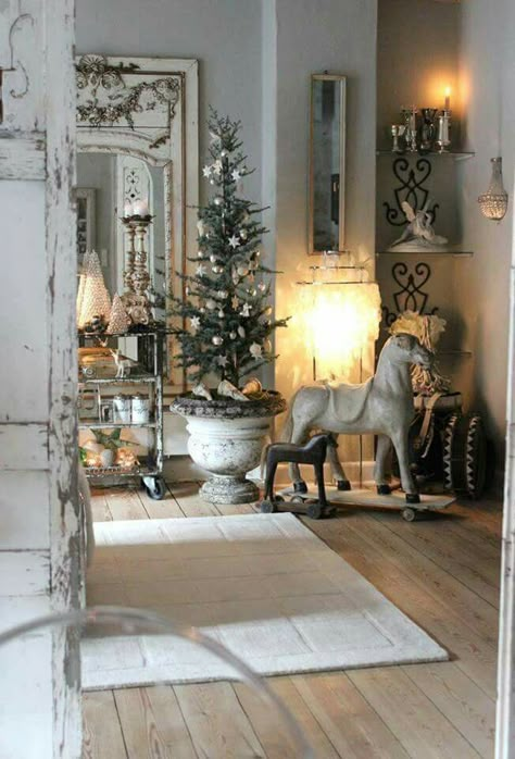 Shabby Chic Weihnachten, Natal Country, French Country Christmas, Sleeping Porch, Shabby Christmas, French Christmas, Shabby Chic Christmas, Little Christmas Trees, Chic Christmas