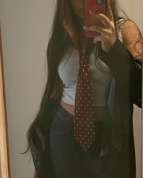 Casual Necktie Outfit, Necktie Outfits For Women Casual, Tie Grunge Outfit, Tie Outfit For Women Grunge, Female Outfits With Ties, Red Necktie Outfit, Female Tie Outfit, Grunge Tie Outfit, Y2k Tie Outfits