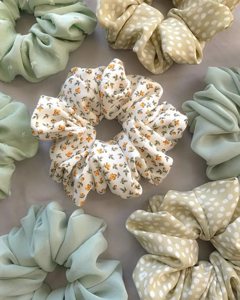 Scrunchies Business, Scrunchies Ideas, Cute Scrunchies, Pola Macrame, Diy Hair Scrunchies, Diy Hair Accessories Ribbon, Floral Scrunchie, Hair Tie Accessories, Scrunchies Diy