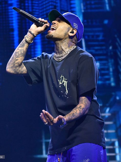 Chris Brown On Stage, Breezy Chris Brown Wallpaper, Chris Brown Concert Outfit, Chris Brown Aesthetic, Chris Brown Concert, Chris Brown Tour, Chris Brown Photos, Chris Brown Photoshoot, Chris Brown Wallpaper