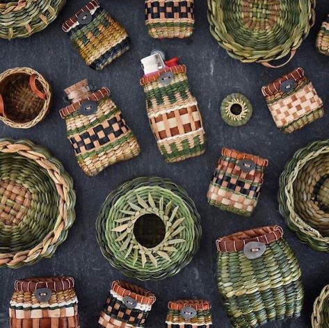 Pine Needle Crafts, Basket Weaving Diy, Native American Baskets, Willow Weaving, Pine Needle Baskets, Invasive Plants, Visual Culture, Woven Baskets, Dry Leaf