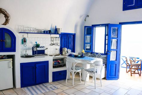 Greece House, Blue And White Kitchen, Aluminium Outdoor Furniture, Greek Decor, Vintage Patio, French Kitchen, Pantry Shelf, Kitchen Nook, Summer Kitchen