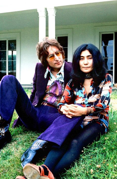 ♡♥John Lennon with Yoko Ono in 1971 - click on pic to see a full screen pic in a better looking black background♥♡ John Lennon Birthday, Ying Gao, John Lennon And Yoko Ono, Jhon Lennon, John Lennon Yoko Ono, John Lennon Paul Mccartney, John Lennon And Yoko, Beatles John, Yoko Ono