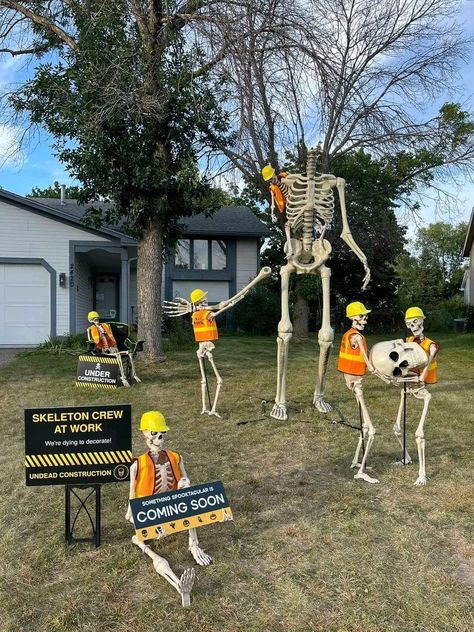 Home Depot Halloween, Halloween Yard Displays, Funny Halloween Decorations, Halloween Yard Art, Skeleton Crew, Halloween Skeleton Decorations, Halloween Outside, Halloween Wishes, Homemade Halloween Decorations