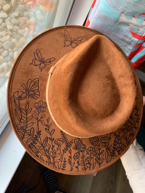 Vegan suede burned rancher hat! @shop.desert.darlin on instagram! Custom Burnt Cowgirl Hats, Wood Burned Hats Women, Decorative Cowboy Hats, Wood Burning Hat Ideas, Hand Burned Felt Hats, Embroidered Felt Hat, Burned Hat Ideas, Burned Cowgirl Hats, Stencils For Hat Burning