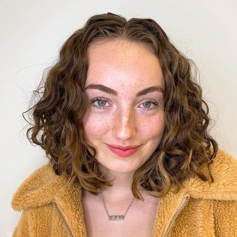 Kręcony Bob, Hair Big Forehead, Hairstyles For Big Foreheads, Long Curly Bob, Curly Angled Bobs, Haircut For Big Forehead, High Forehead, Anti Frizz Hair, Asymmetrical Haircut