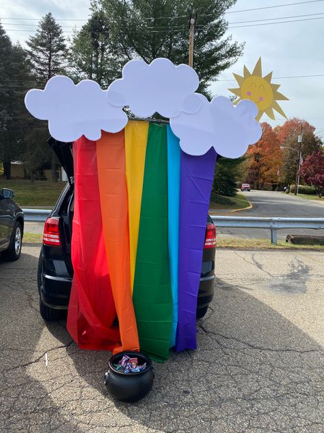 Clouds made out of foam board, lined with mesh tubing. Rainbow made with different colored table cloths, Sun out of stock paper. Pot at the end of the rainbow filled with candy. Rainbow Trunk Or Treat, Halloween Camping Decorations, Halloween Car Decorations, Trunker Treat Ideas, Colored Table, Paper Pot, Bird Costume, End Of The Rainbow, Harvest Party