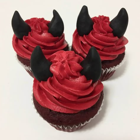 Devil cupcakes Hazbin Hotel Birthday Party, Hazbin Hotel Birthday, Seal Cupcakes, Goth Cupcakes, Devil Party, Ghost Cake, Halloween Cookies Decorated, Hotel Party, Astuces Diy