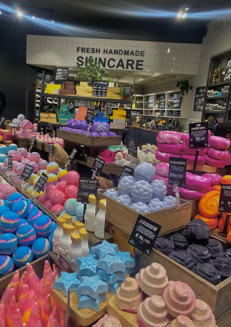 Lush Bathbomb Aesthetic, Lush Soap, Lush Store, Bath Boms, Farmers Market Display, Girly Christmas Gifts, Craft Shed, House Smell Good, Lush Bath