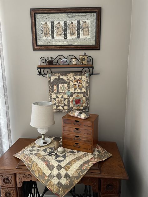 Small Quilting Room Ideas, Displaying Quilts Ideas, Quilting Room Ideas, Antique Sewing Room, Decorating With Quilts, Quilt Shop Displays, Displaying Quilts, Quilts 2023, Quilt Stand