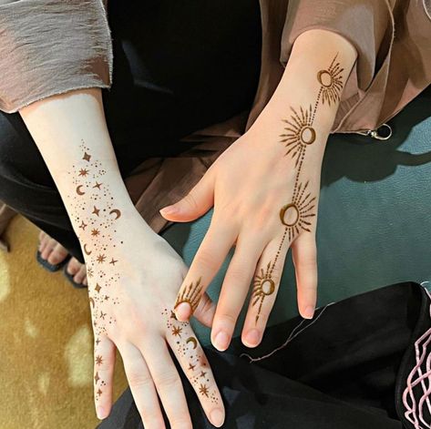 Arm Henna Designs, Minimal Henna Designs, Minimal Henna, Tattoo Designs Henna, Small Henna Designs, Henne Tattoo, Cute Henna Designs, Cute Henna Tattoos, Henna Style Tattoos