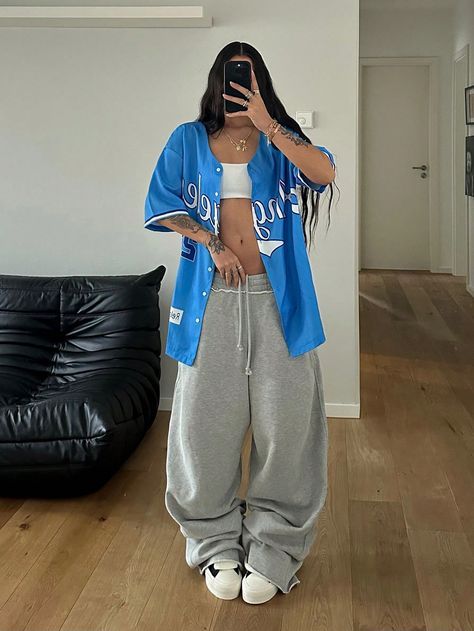 Streetwear Fashion Edgy, 90s Hip Hop Aesthetic Outfits, Cute Chill Outfits Summer, Streetwear Style Women, Baggy Fits Women, Trashy Y2k Fashion, Fast And Furious Aesthetic Outfits, 90s Fashion Aaliyah Outfit, Women’s Streetwear