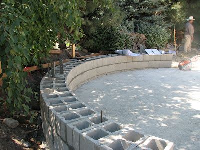 Curved bench for garden Cinder Block Garden Wall, Terraced Patio Ideas, Bench For Garden, Cinder Block Bench, Cinder Block Garden, Cinder Block Walls, Curved Wall, Curved Bench, Cinder Blocks