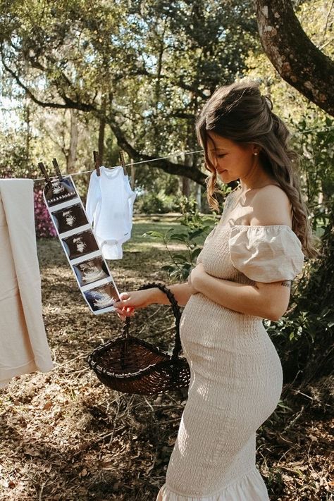 Clothes Pin Maternity Shoot, Rachel Parcell Pregnant, Diy Maternity Photos Backyard, Maternity Pictures Vintage, Simple Couples Maternity Photos, Maternity Shoot Couples Outfit, Maternity Bbq Outfit, Maternity Pictures Clothes Line, Cottage Core Maternity Outfits