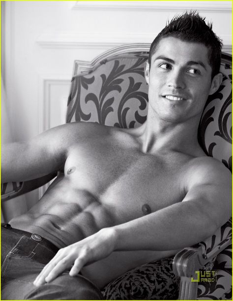 mmmmm...yes please;) Ronaldo Shirtless, Cristiano Ronaldo Shirtless, Cristiano Ronaldo Haircut, Ronaldo Haircut, Celebrity Fitness, Ronaldo Cristiano, Amazing Body, Hello Lover, Hot Damn