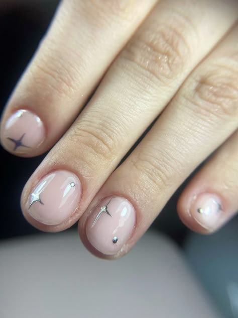 Cute Clear Nails Short, Short Nail Sparkle Designs, Short Nails Clear Design, Gems On Short Nails, Silver Glitter Short Nails, Short Sliver Nails, Star Gel Nails Short, Short Nail Designs Silver, Short Nails Ideas Stars