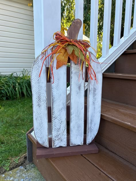 📬 WE OFFER LOCAL PICK UP AND DELIVERY! We are located in the Lehigh Valley. Send us a message before your purchase so the shipping and fees are adjusted accordingly. We can reserve your listing for you. 📬 Our beautiful whitewashed pumpkin is the perfect addition to your fall decor collection!  This item is made with premium pine and hand painted. It is guarded by a water-resistant finish to withstand the outdoors, but would also be lovely indoors.   This is our standard model, but we can custom create yours any way you'd like. Send us a message. Each piece is made to order.  Because the pieces are hand-crafted, each one will differ slightly from the others.  Our real, quality wood may have natural imperfections, and hand painting is never exactly the same. We believe this gives each piec Wood Decor To Sell, Fall Pumpkin Porch Decor, Pallet Wood Pumpkins, Fall Wood Pallet Ideas, Fall Driveway Decor, Simple Fall Outdoor Decor, Pallet Pumpkins Diy, Wood Pumpkins For Porch, Barnwood Pumpkins