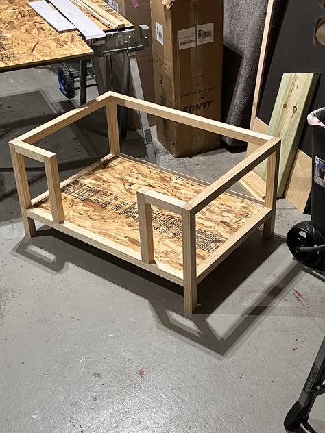 Diy Dog Couch, Diy Raised Dog Bed, Dog Bed Frame, Stylish Dog Beds, Wood Dog Bed, Raised Dog Beds, Tortoise House, Diy Dog Crate, Dog Corner