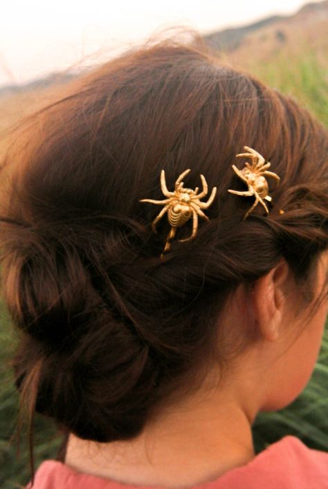 These are the weirdest and best Halloween wedding items we could find Minimal Halloween Costume, Halloween Accessories Jewelry, Spooky Hair, Goth Spider, Spider Hair, Halloween Hair Clips, Halloween Accessories Hair, Beaded Spiders, Goth Look